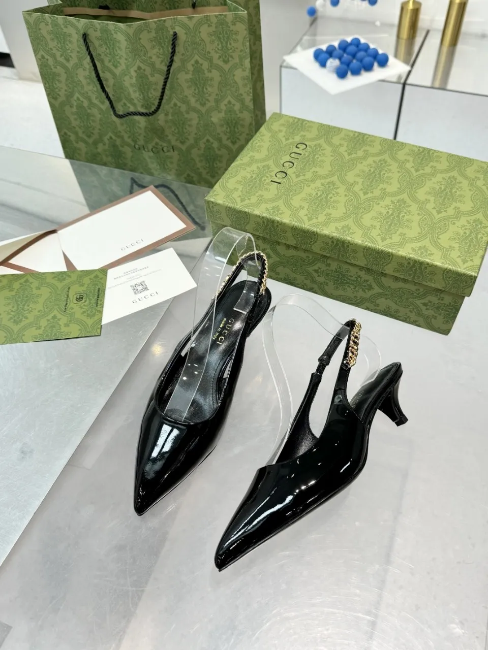 👟👟Ex-factory price 440👟👟 (genuine leather sole +40) Gucci Signoria pumps are named after the central square of Florence, recreating the classic and elegant style of the birthplace of the brand. Combining shiny patent leather with a pointed toe, these shoes are embellished with Gucci's signature chain, adding a stylish edge to your new season wardrobe. Upper: Made of first-layer imported patent cowhide/sheepskin lining. Outsole: rubber non-slip outsole/genuine leather outsole. Size: 35-42 (34/41 42 customized, non-refundable)